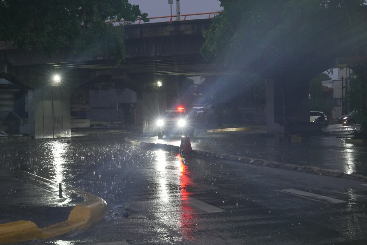 Tránsito en el DN se torna lento en horario nocturno: ciudadanos acatan medidas preventivas por tormenta Melissa
