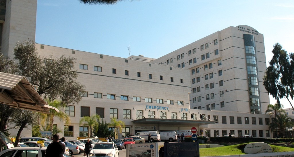 Los últimos tres exrehenes israelíes son dados de alta y abandonan el hospital