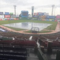 Foto: El Padi TV ¿Se jugará hoy? Colocan lona en el Estadio Quisqueya por lluvias provocadas por el huracán Melissa