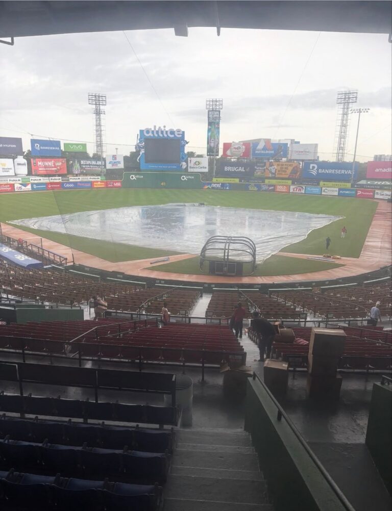 Foto: El Padi TV ¿Se jugará hoy? Colocan lona en el Estadio Quisqueya por lluvias provocadas por el huracán Melissa