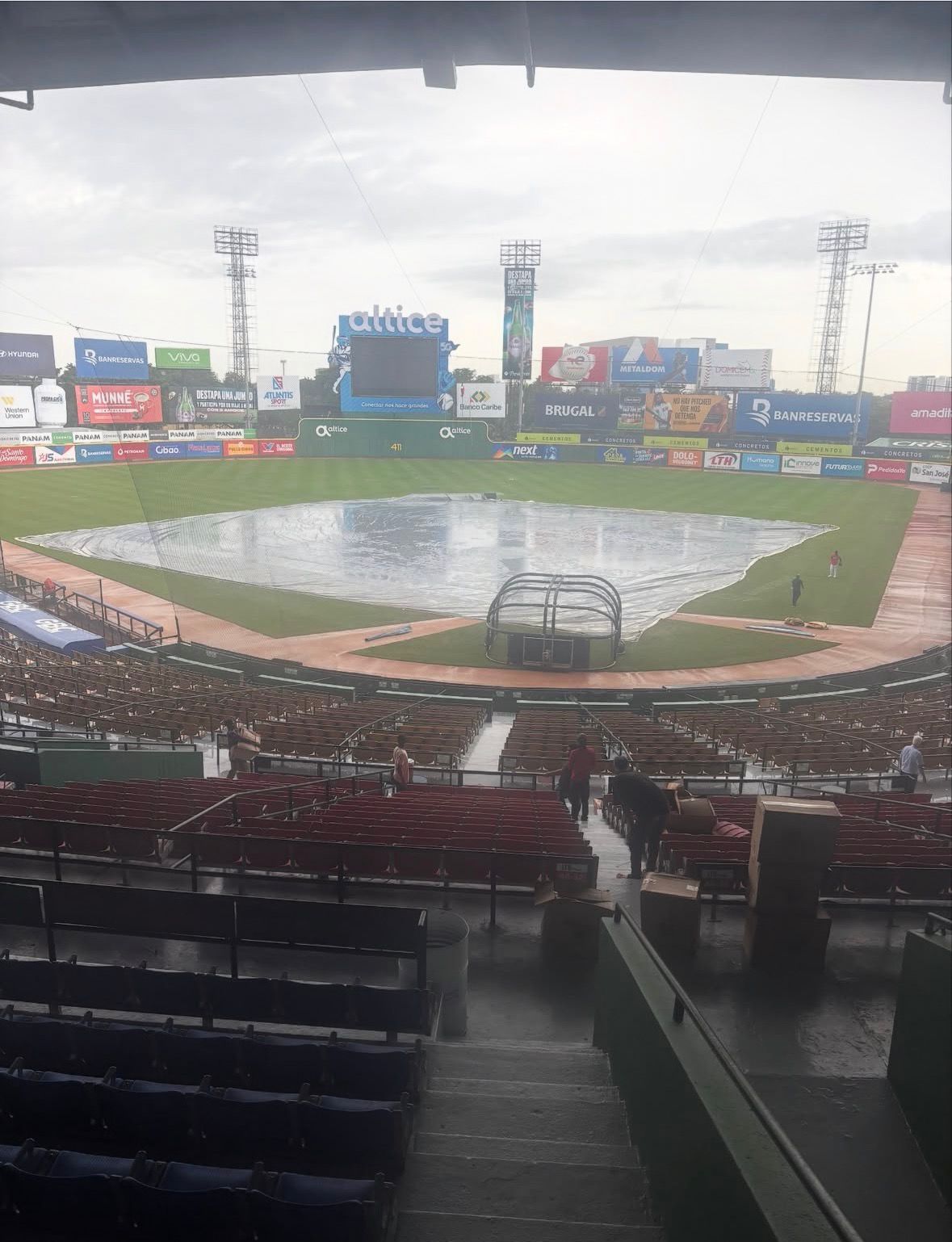 Foto: El Padi TV ¿Se jugará hoy? Colocan lona en el Estadio Quisqueya por lluvias provocadas por el huracán Melissa