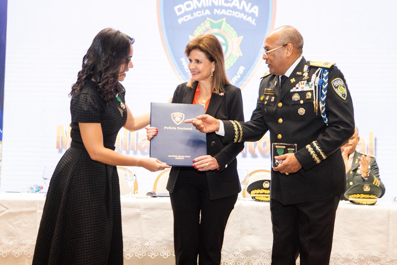 Raquel Peña encabeza acto de imposición de la Medalla al Mérito Policial 2025