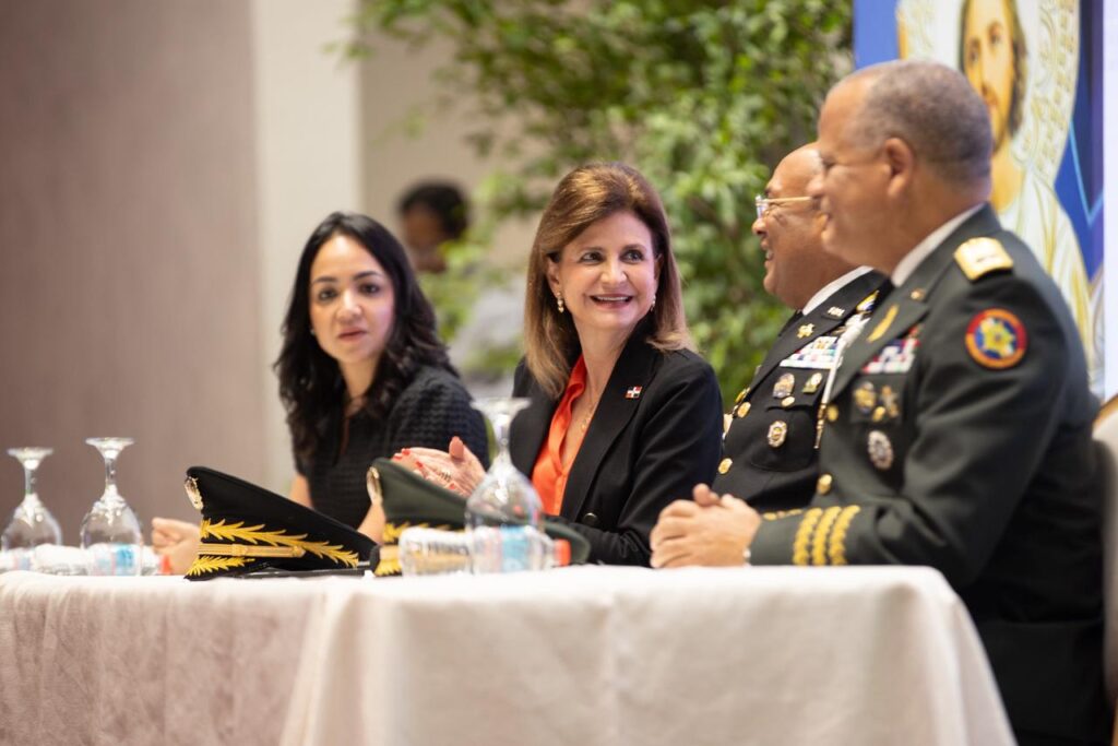 Raquel Peña encabeza acto de imposición de la Medalla al Mérito Policial 2025