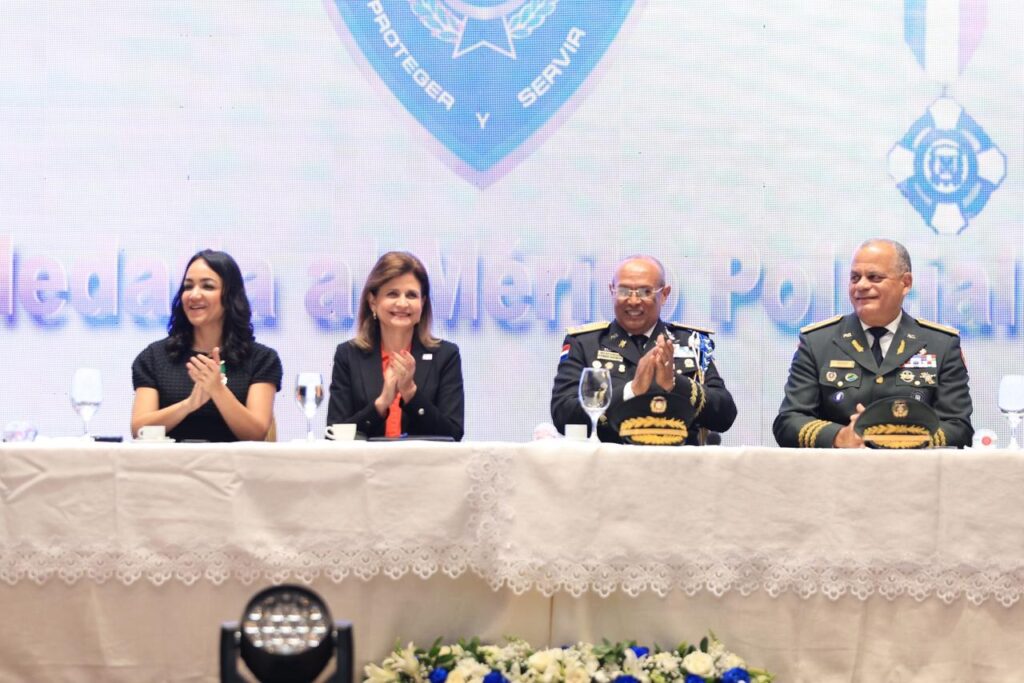 Raquel Peña encabeza acto de imposición de la Medalla al Mérito Policial 2025