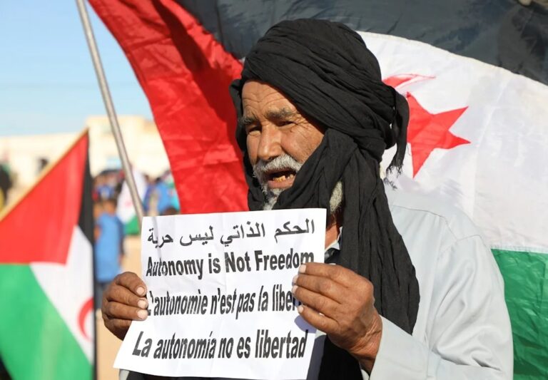 Refugiados saharauis protestan contra el plan de EE.UU. para el Sáhara por segundo día