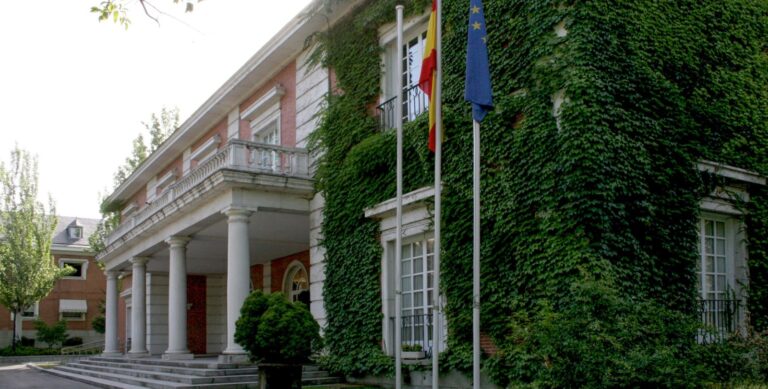 Gobierno español acusa de “persecución” al juez que envió a juicio esposa de Pedro Sánchez