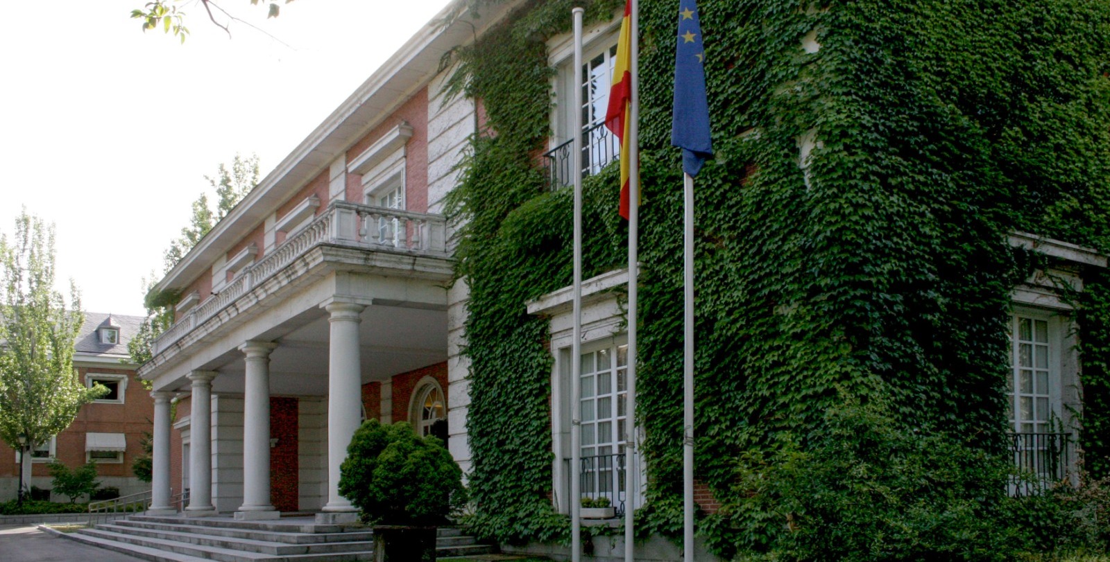 Gobierno español acusa de “persecución” al juez que envió a juicio esposa de Pedro Sánchez