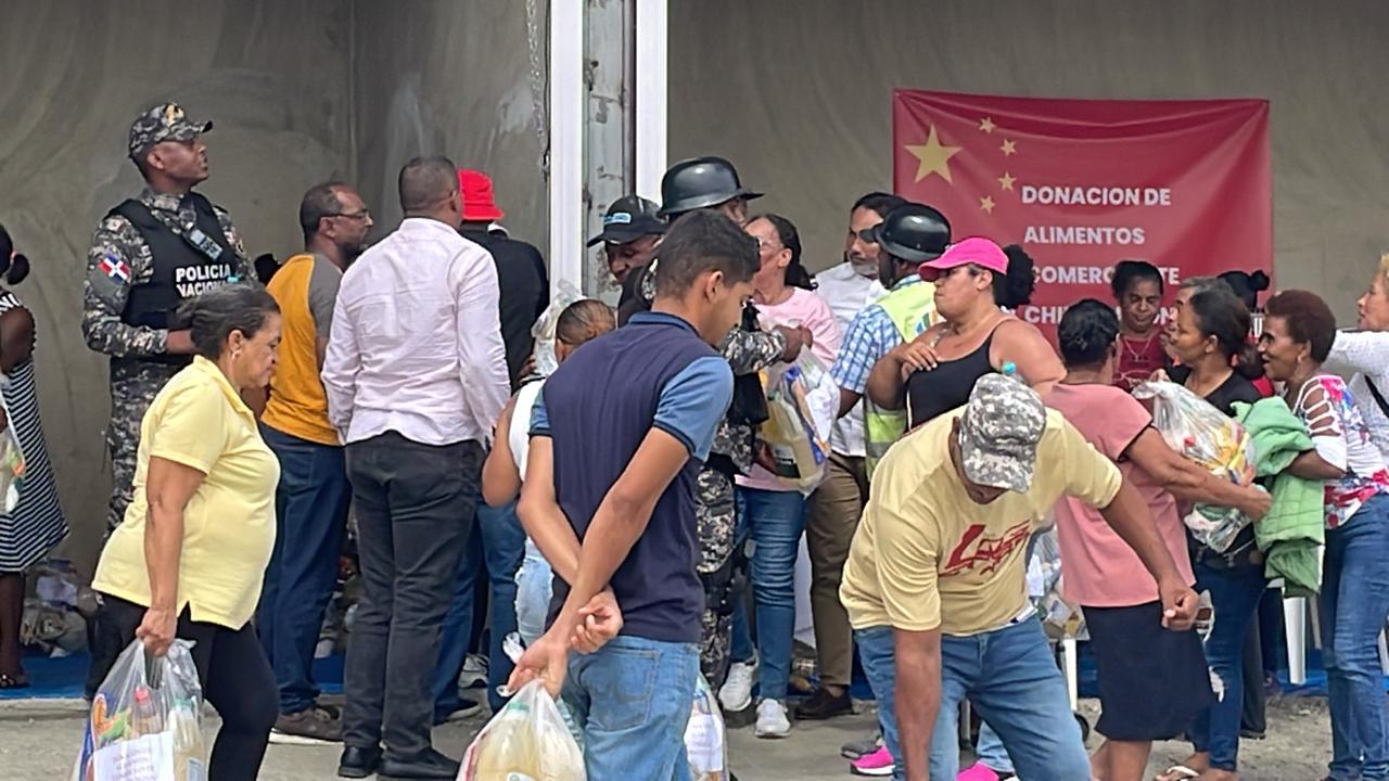 Comerciantes chinos de Bonao llevan esperanza a familias vulnerables afectadas por la huracán Melissa