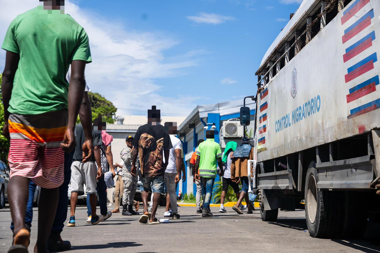 Operaciones de interdicción de la DGM reportan 1,082 detenidos y 910 deportados