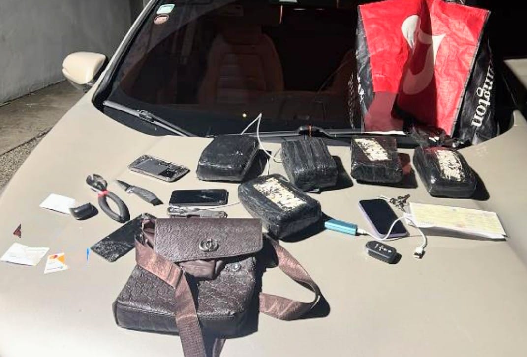 Policía Nacional ocupa cinco pacas de presunta marihuana y apresa a un hombre durante operativo en Barahona