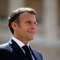 Macron, a favor de prohibir las plataformas que no supriman cuentas falsas y 'bots'