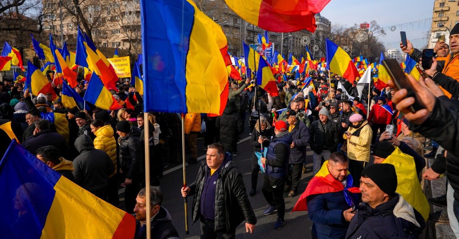Miles de rumanos protestan en Bucarest contra las medidas de ahorro para sanear el déficit