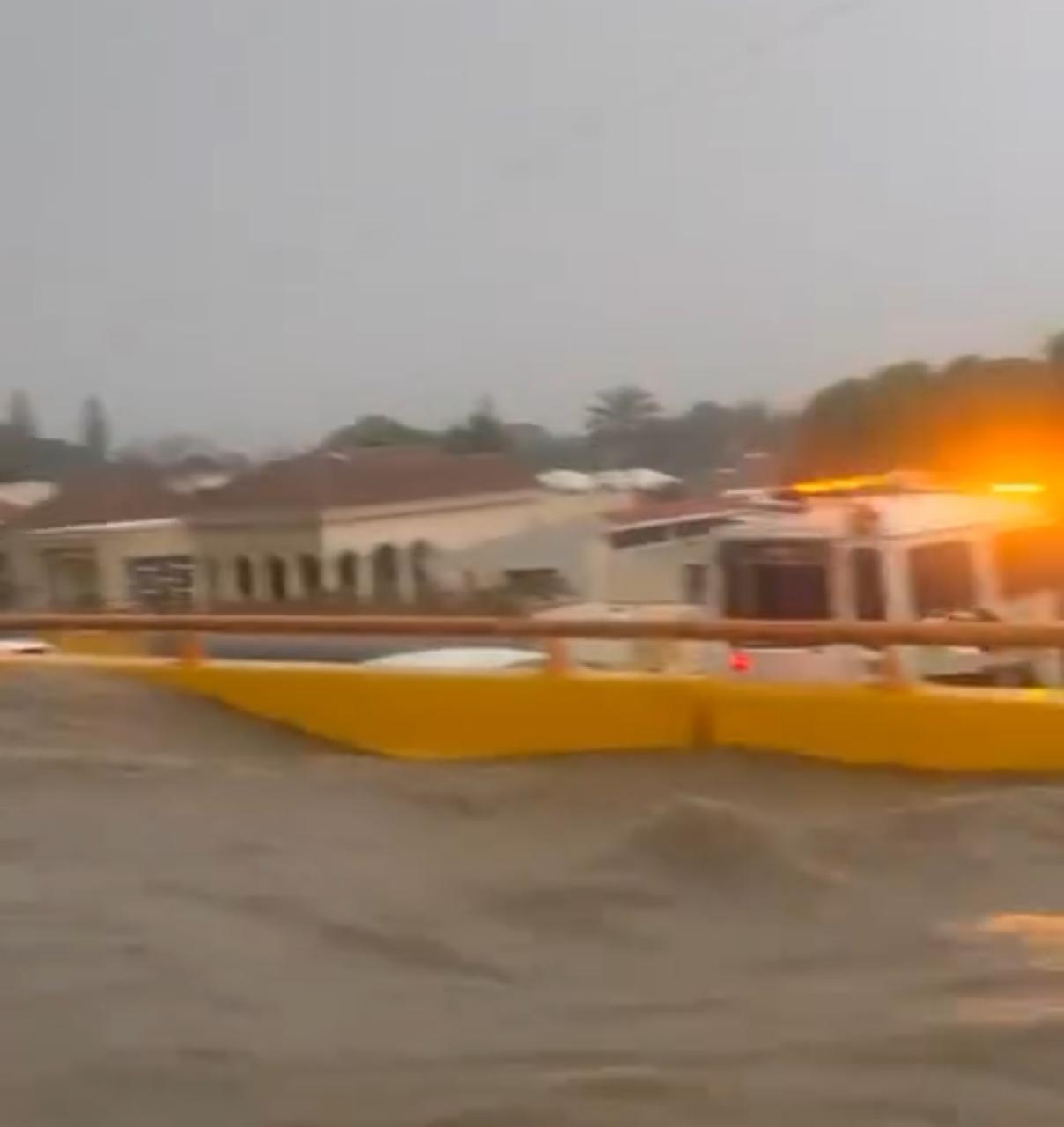 Lluvias provocan gran acumulación de agua en el elevado de la autopista Duarte en Santiago