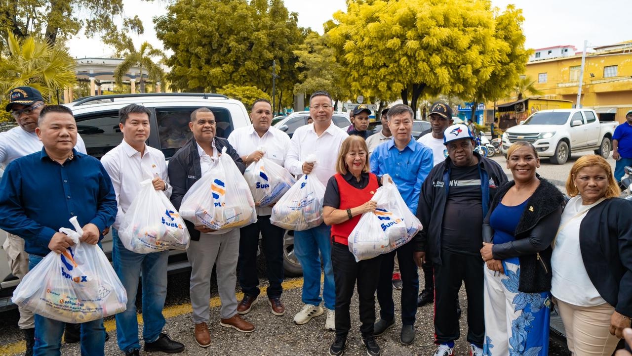 Comunidad china en RD entrega más de 23 mil kits alimentarios a familias afectadas por la tormenta Melissa