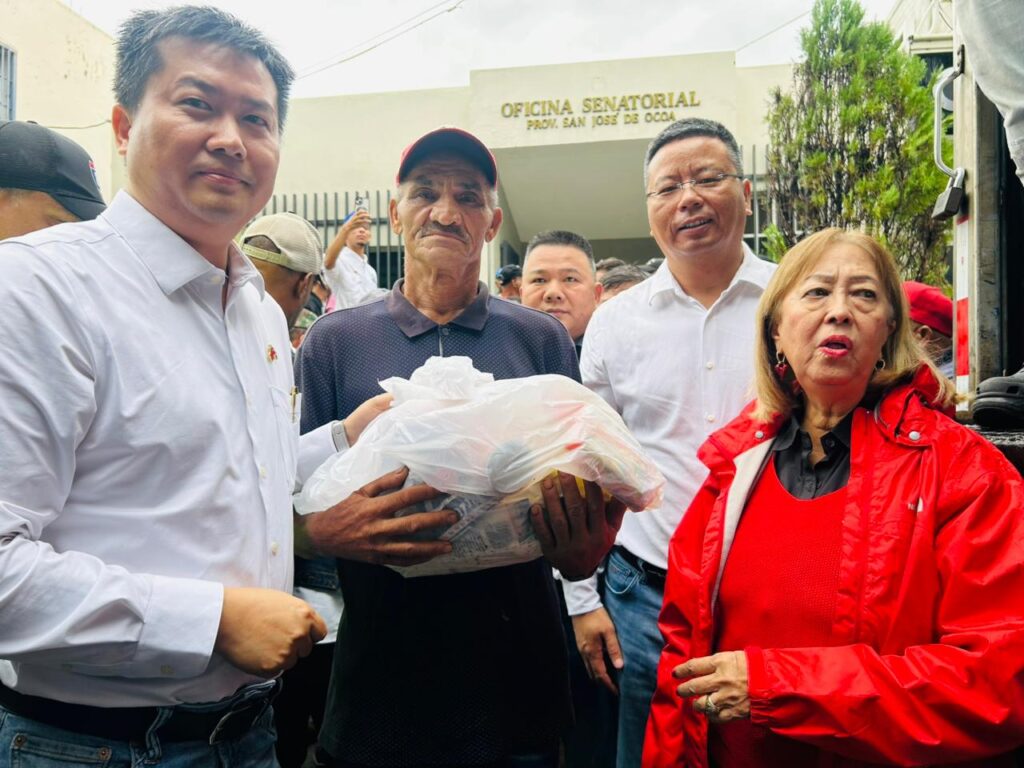 Comunidad china en RD entrega más de 23 mil kits alimentarios a familias afectadas por la tormenta Melissa