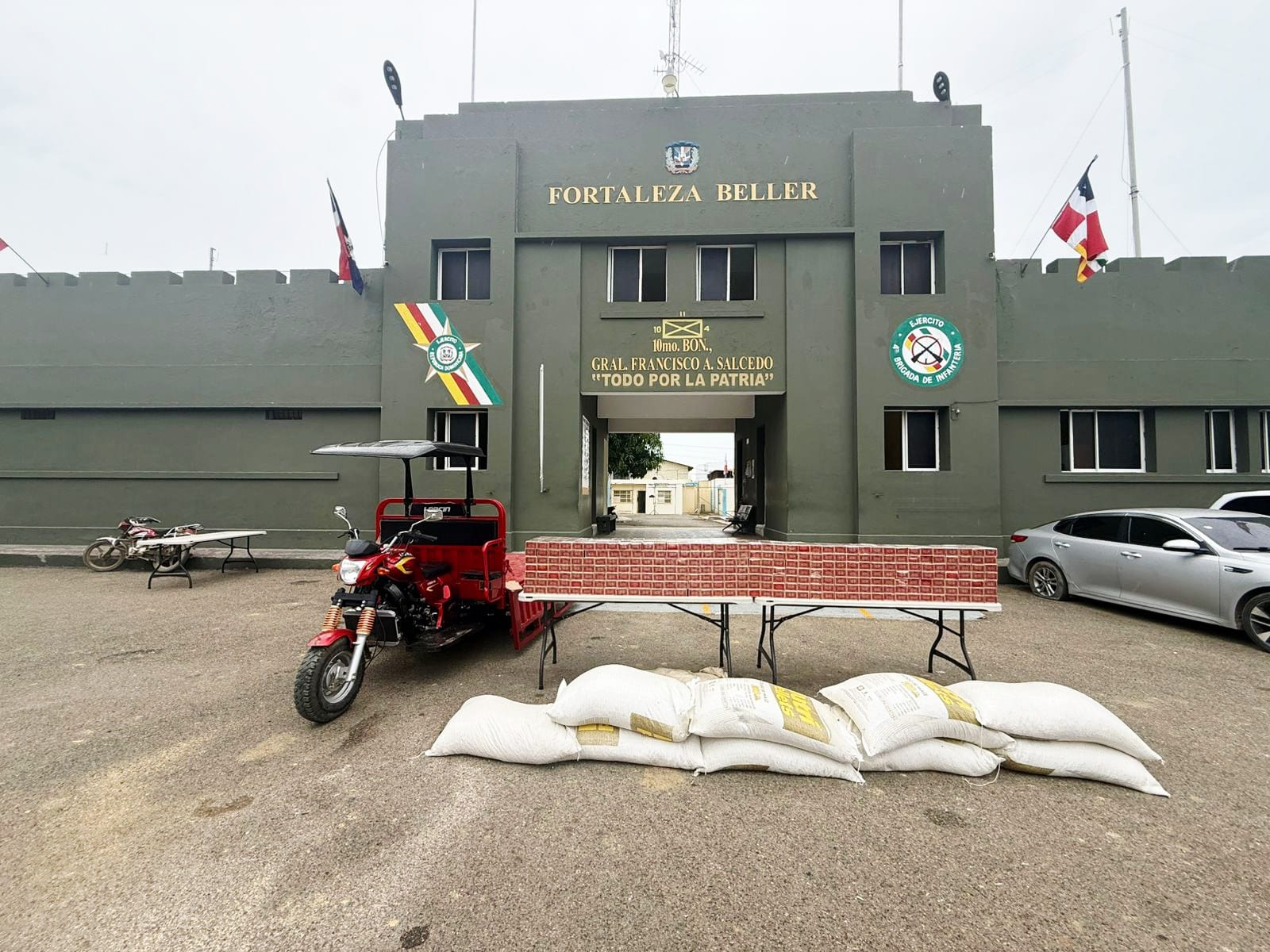 Ejército ocupa contrabando de más de 98 mil cigarrillos ocultos debajo de sacos de alimento para ganado en Dajabón