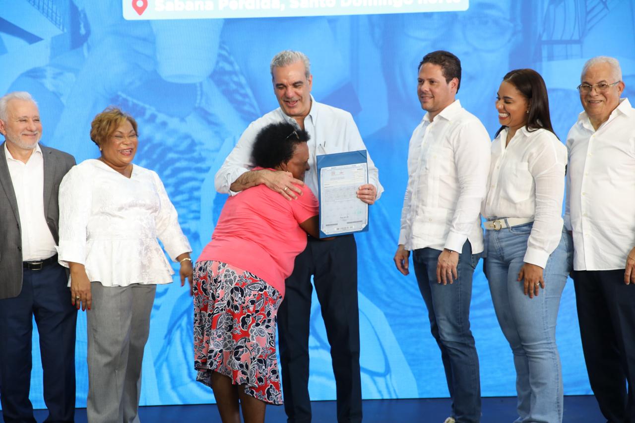 551 familias reciben sus títulos de propiedad en Sabana Pérdida