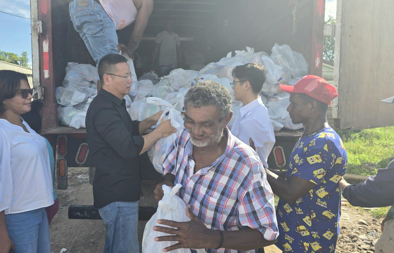 Gobernación de Monte Plata recibe donación de 1,000 raciones alimenticias de la Cámara de Comercio China
