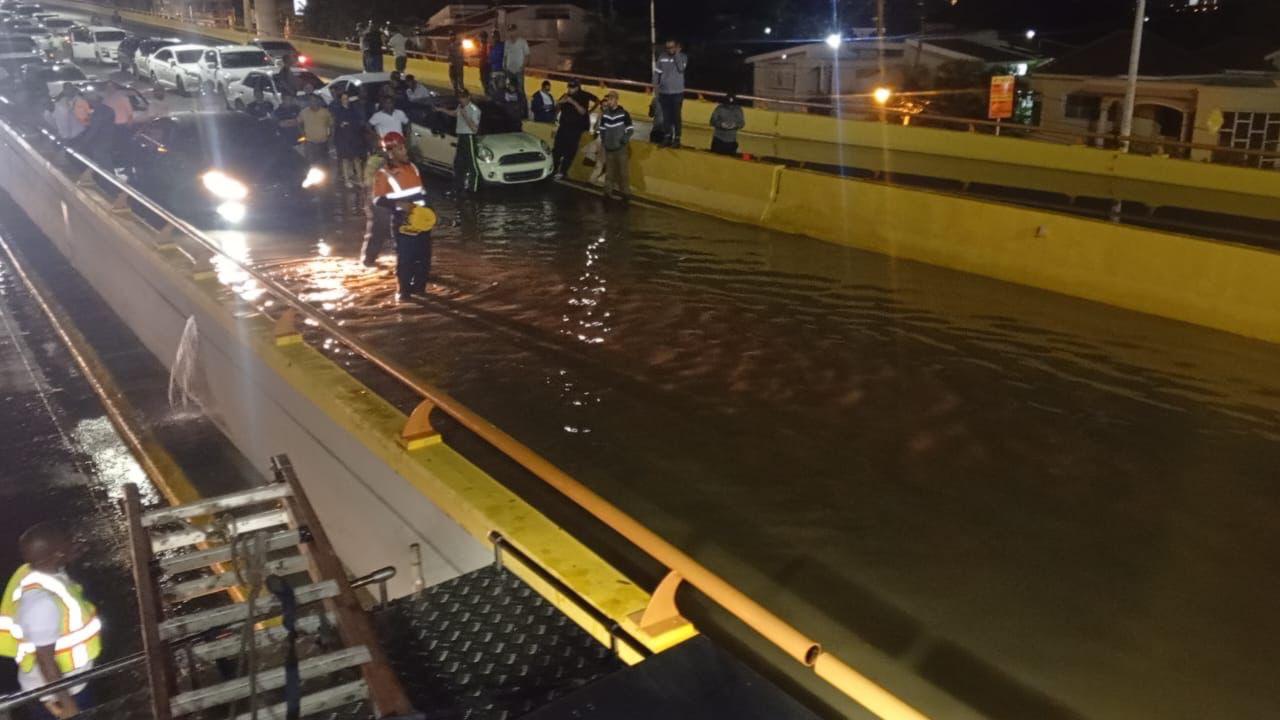 Inundaciones provocan caos en el elevado de la avenida Monumental en Santiago