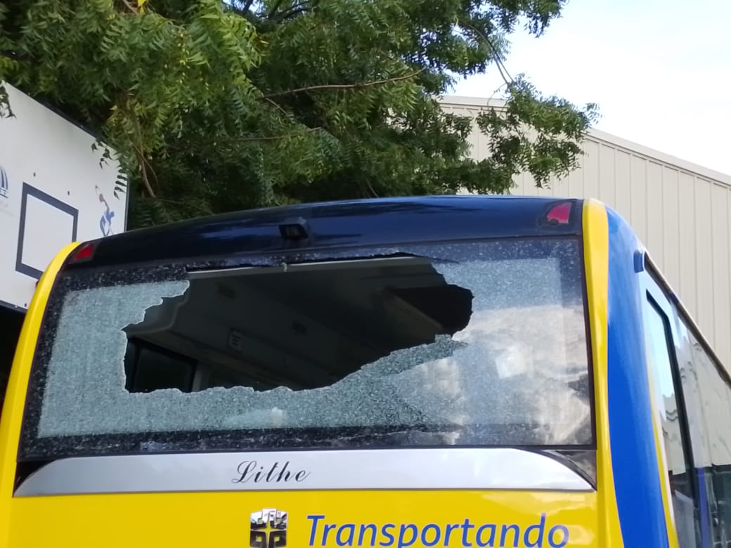 Estudiantes se quedan sin transporte en Dajabón por cristales rotos de autobuses escolares