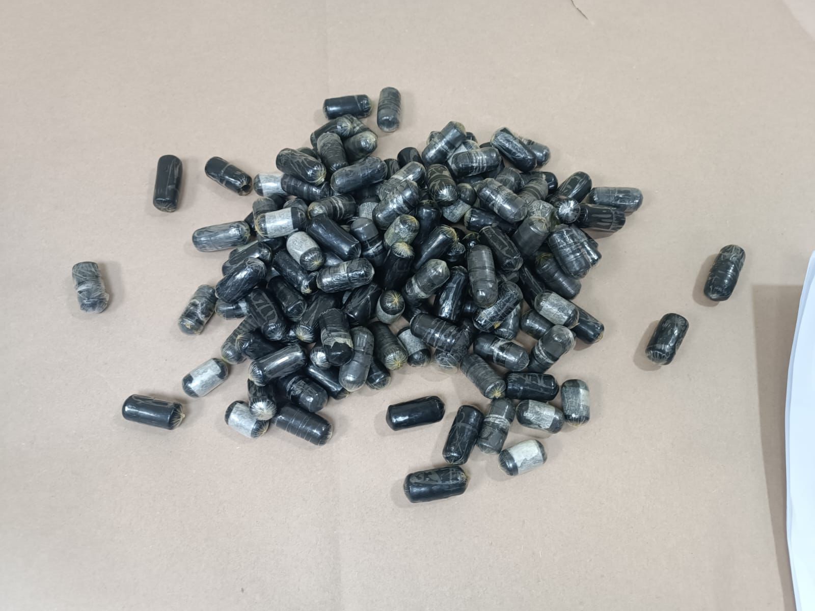 Atrapan en el AILA francés con estómago lleno de bolsitas de cocaína
