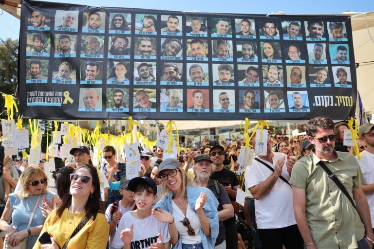 Israel identifica a los cuatro rehenes muertos entregados por Hamás