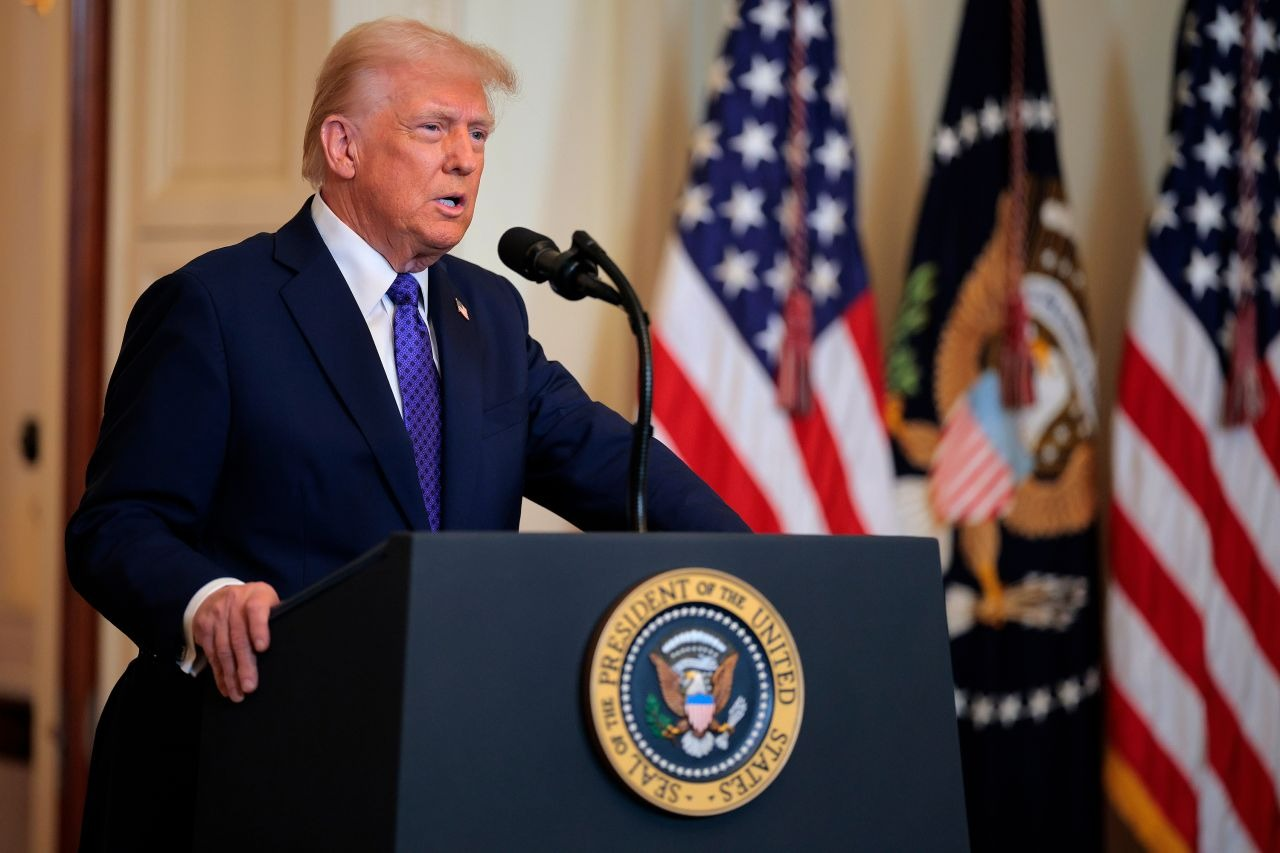 Trump confirma que hubo sobrevivientes del narcosubmarino destruido en el Caribe