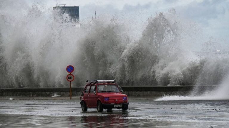 Inundaciones y deslaves en el oriente de Cuba por el paso del potente huracán Melissa