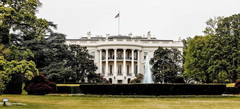 Un 56% de estadounidenses se opone a demolición de ala este de Casa Blanca, según encuesta