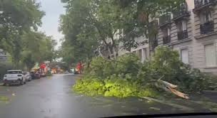 Al menos dos fallecidos por el temporal de viento y lluvia en el norte de Francia