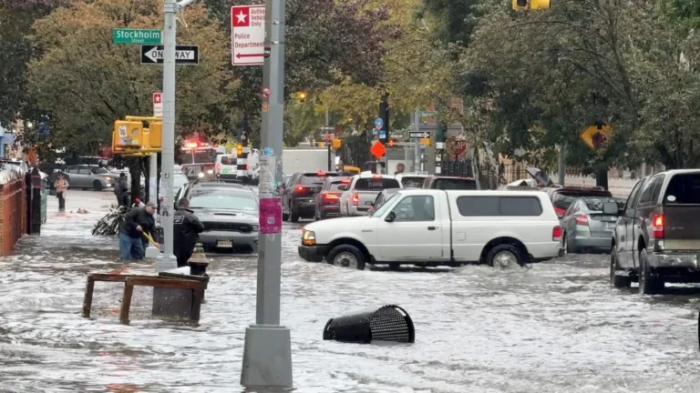 Dos personas mueren en Nueva York por inundaciones durante fuerte tormenta