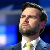El vicepresidente estadounidense, JD Vance, ha relanzado su cuenta en TikTok con su primer vídeo en esa red como vicepresidente, el mismo día en que el mandatario, Donald Trump, publicó también ahí su primer mensaje como presidente para subrayar que su Administración ha "salvado" esa plataforma. "Hola chicos, aquí JD Vance. Solo quiero que sepáis que estamos relanzando la página de TikTok del vicepresidente. Me había vuelto un poco perezoso en los últimos meses, me había centrado en el trabajo de ser vicepresidente, no lo suficiente en TikTok, pero eso va a cambiar", dijo Vance el lunes por la noche. En esta nueva etapa, añadió, informarán de lo que está pasando en la Casa Blanca y en el país e incluirán "de vez en cuando" algunos "memes de sombreros". A finales de septiembre la Casa Blanca se había burlado del líder demócrata en la Cámara de Representantes, Hakeem Jeffries, con un vídeo generado por inteligencia artificial en el que éste aparece caracterizado con bigote y sombrero mexicano. Vance tiene en TikTok 2,6 millones de seguidores. Se presenta como cristiano, marido, padre y, en último lugar, vicepresidente de Estados Unidos, y solo sigue a tres cuentas, todas ellas relacionadas con el presidente o con el movimiento trumpista: @realdonaldtrump, @teamtrump y @maga. Su último TikTok se remontaba al 4 de noviembre de 2024, un día antes de las presidenciales, en las que animaba a votar por Trump. "Esto es un paquete de seis bajo el liderazgo de Kamala Harris", decía con seis latas de cerveza en la mano, señalando después a tanques de almacenamiento de la marca Old Style en La Crosse, Wisconsin, diseñados para parecer una réplica gigante de esas latas, para dejar claro que eso es lo que se podía esperar de un nuevo gobierno republicano. "Hagamos Estados Unidos grande de nuevo", decía el entonces candidato a vicepresidente, repitiendo el lema de Trump (MAGA, por sus siglas en inglés) y criticando a la rival demócrata en esos comicios. El lunes Trump se había dirigido a los más jóvenes en su primer vídeo publicado en TikTok desde que regresó a la Casa Blanca. "A todos esos jóvenes de TikTok, yo salvé TikTok, así que me debéis una", decía el líder republicano en ese vídeo en el que está sentado en su despacho. El 25 de septiembre firmó una orden ejecutiva que garantiza el funcionamiento "seguro" y legal de la plataforma en EE.UU. tras alcanzar un acuerdo con su matriz china, ByteDance. En 2024 el Congreso estableció que para proteger la seguridad nacional TikTok debía cerrarse en EE.UU. si no se establecía una sociedad que opere la aplicación en el país norteamericano lo suficientemente desligada de la matriz china, especialmente en lo referente al acceso que Pekín pueda tener a servidores que almacenen datos de usuarios. Según informó la Casa Blanca, el gigante tecnológico estadounidense Oracle se encargará de garantizar la seguridad del algoritmo.