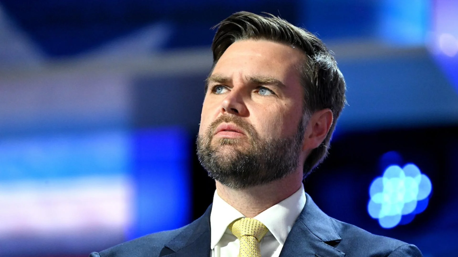 El vicepresidente estadounidense, JD Vance, ha relanzado su cuenta en TikTok con su primer vídeo en esa red como vicepresidente, el mismo día en que el mandatario, Donald Trump, publicó también ahí su primer mensaje como presidente para subrayar que su Administración ha "salvado" esa plataforma. "Hola chicos, aquí JD Vance. Solo quiero que sepáis que estamos relanzando la página de TikTok del vicepresidente. Me había vuelto un poco perezoso en los últimos meses, me había centrado en el trabajo de ser vicepresidente, no lo suficiente en TikTok, pero eso va a cambiar", dijo Vance el lunes por la noche. En esta nueva etapa, añadió, informarán de lo que está pasando en la Casa Blanca y en el país e incluirán "de vez en cuando" algunos "memes de sombreros". A finales de septiembre la Casa Blanca se había burlado del líder demócrata en la Cámara de Representantes, Hakeem Jeffries, con un vídeo generado por inteligencia artificial en el que éste aparece caracterizado con bigote y sombrero mexicano. Vance tiene en TikTok 2,6 millones de seguidores. Se presenta como cristiano, marido, padre y, en último lugar, vicepresidente de Estados Unidos, y solo sigue a tres cuentas, todas ellas relacionadas con el presidente o con el movimiento trumpista: @realdonaldtrump, @teamtrump y @maga. Su último TikTok se remontaba al 4 de noviembre de 2024, un día antes de las presidenciales, en las que animaba a votar por Trump. "Esto es un paquete de seis bajo el liderazgo de Kamala Harris", decía con seis latas de cerveza en la mano, señalando después a tanques de almacenamiento de la marca Old Style en La Crosse, Wisconsin, diseñados para parecer una réplica gigante de esas latas, para dejar claro que eso es lo que se podía esperar de un nuevo gobierno republicano. "Hagamos Estados Unidos grande de nuevo", decía el entonces candidato a vicepresidente, repitiendo el lema de Trump (MAGA, por sus siglas en inglés) y criticando a la rival demócrata en esos comicios. El lunes Trump se había dirigido a los más jóvenes en su primer vídeo publicado en TikTok desde que regresó a la Casa Blanca. "A todos esos jóvenes de TikTok, yo salvé TikTok, así que me debéis una", decía el líder republicano en ese vídeo en el que está sentado en su despacho. El 25 de septiembre firmó una orden ejecutiva que garantiza el funcionamiento "seguro" y legal de la plataforma en EE.UU. tras alcanzar un acuerdo con su matriz china, ByteDance. En 2024 el Congreso estableció que para proteger la seguridad nacional TikTok debía cerrarse en EE.UU. si no se establecía una sociedad que opere la aplicación en el país norteamericano lo suficientemente desligada de la matriz china, especialmente en lo referente al acceso que Pekín pueda tener a servidores que almacenen datos de usuarios. Según informó la Casa Blanca, el gigante tecnológico estadounidense Oracle se encargará de garantizar la seguridad del algoritmo.