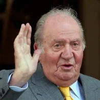 El rey Juan Carlos regresa a España en plena polémica por la publicación de sus memorias
