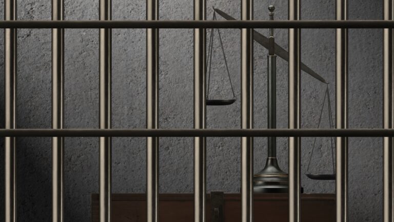 Condenan a ocho años de prisión a hombre por violencia intrafamiliar contra su pareja, hijos y suegra
