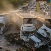 Imagen mejorada con IA. Accidente múltiple entre camiones deja incomunicada la región Sur tras Baní