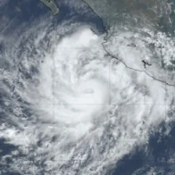 El huracán Priscilla se intensifica a categoría 2 mientras avanza por el Pacífico mexicano