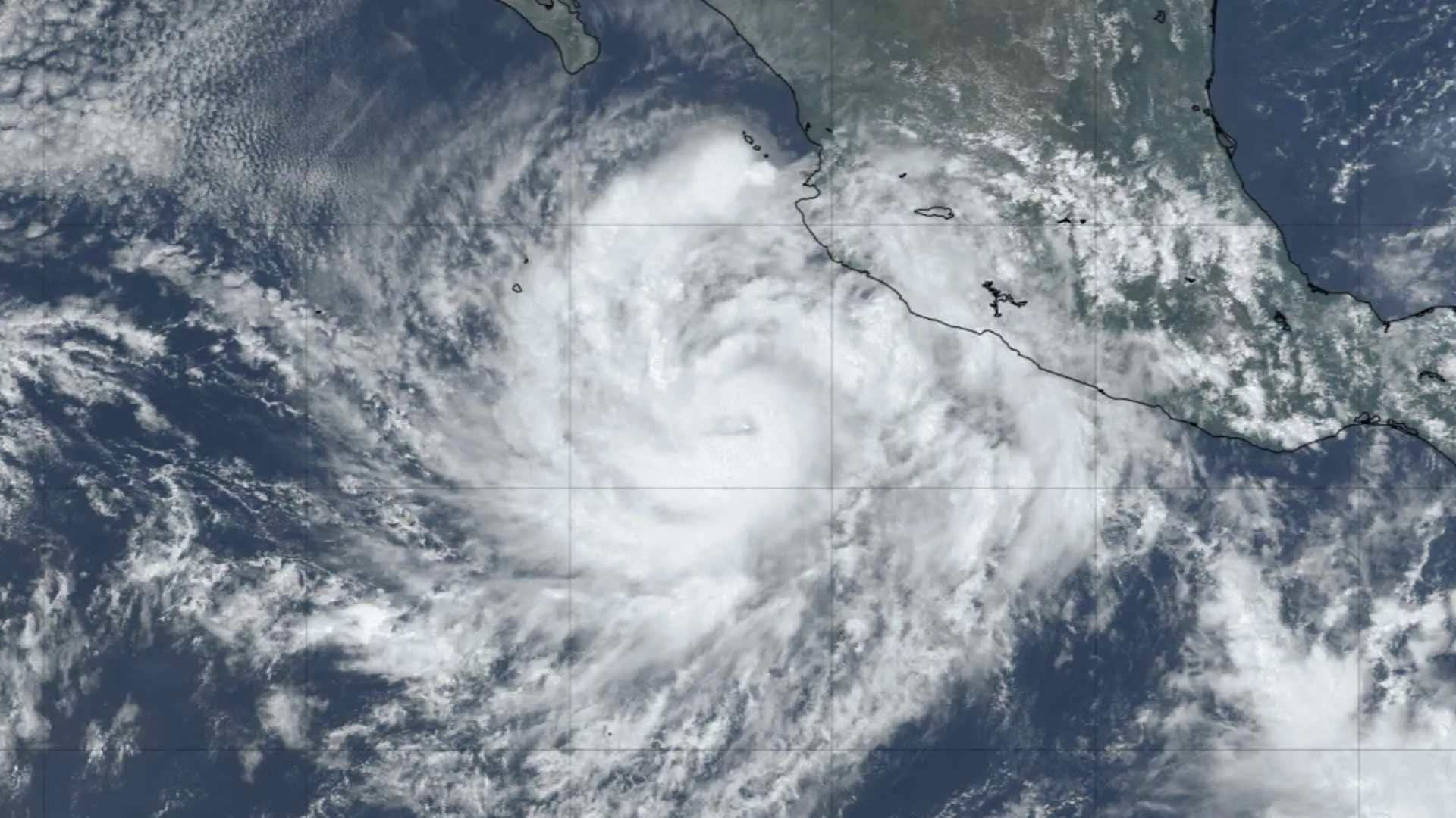 El huracán Priscilla se intensifica a categoría 2 mientras avanza por el Pacífico mexicano