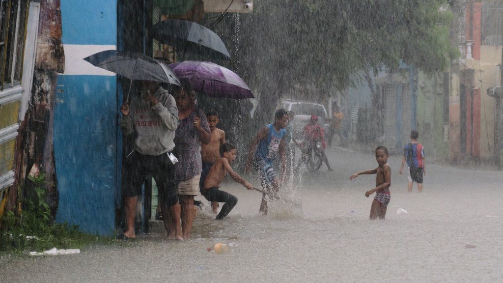 Calles de sectores capitalinos “se llenan hasta el tope”, según residentes afectados por huracán Melissa