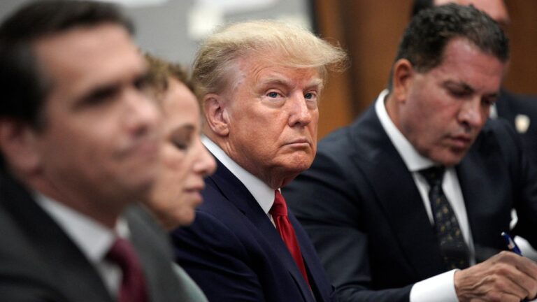 Trump pide cárcel para alcalde de Chicago y gobernador de Illinois por "no proteger a ICE"