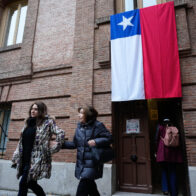 Los chilenos acuden a las urnas en España entre deseos de continuidad y ganas de cambio