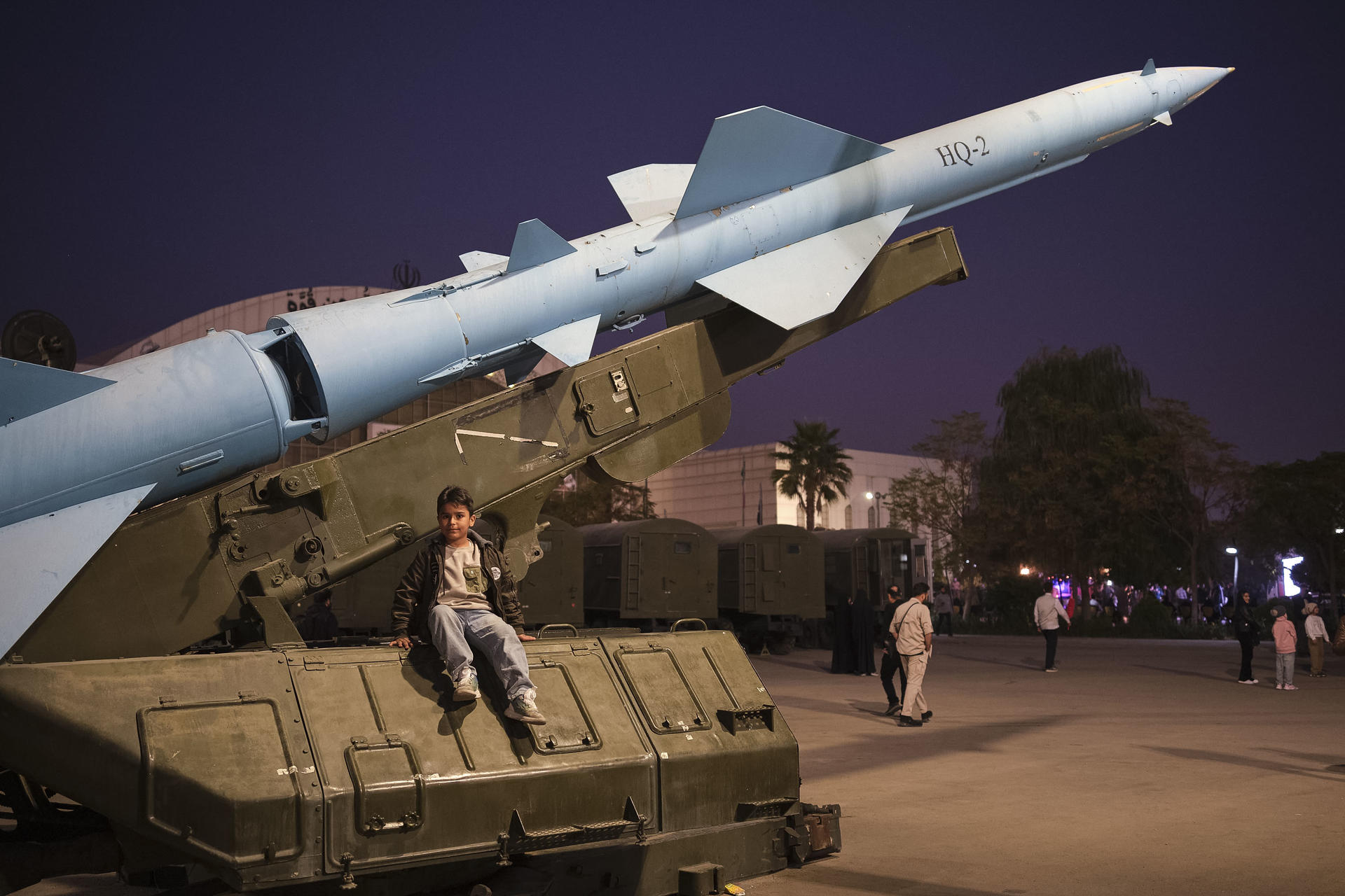 El poder militar iraní cautiva a miles de visitantes en una exposición de misiles y drones