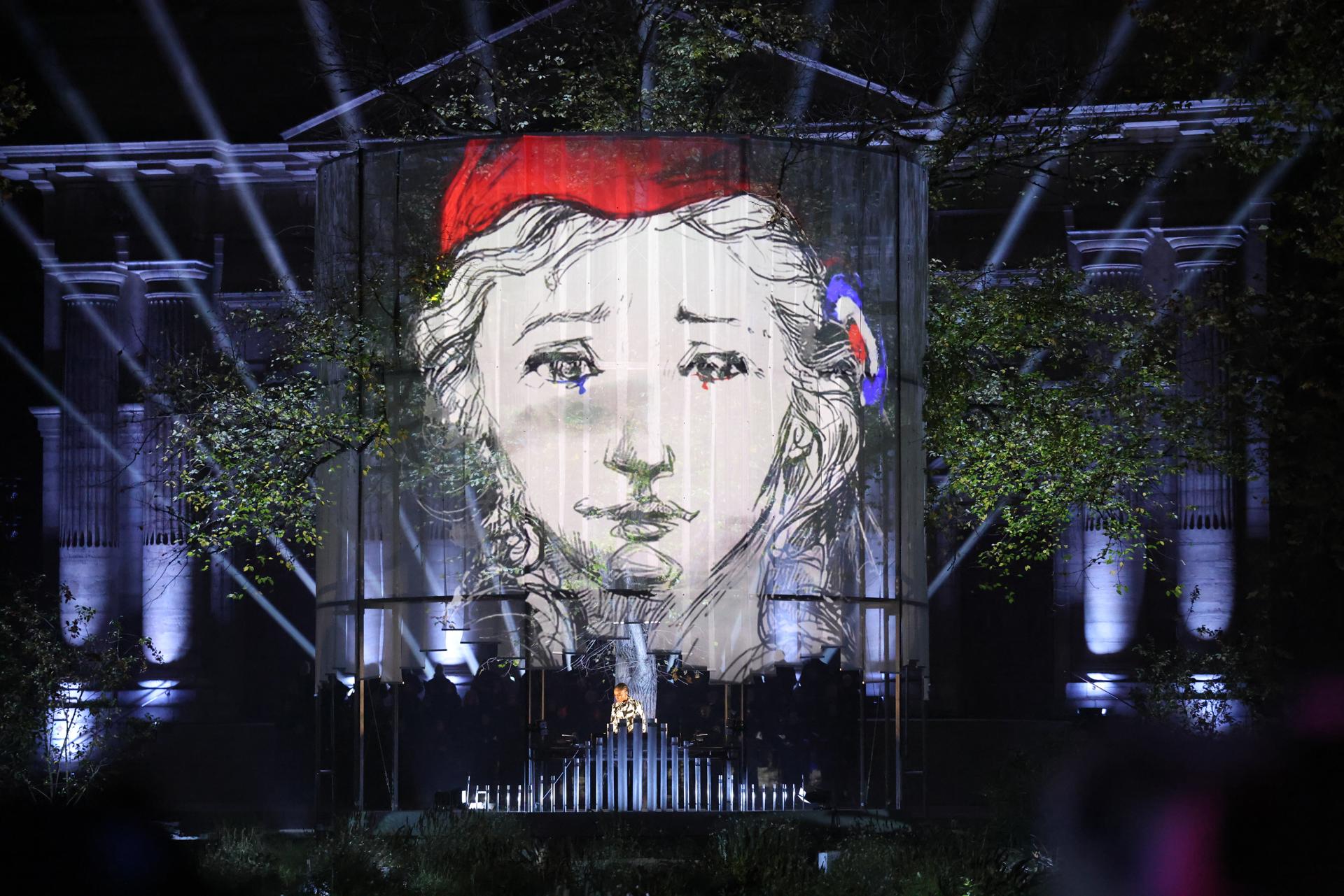 París abre homenaje a las víctimas del 13N con rock duro y tras tañido de sus campañas