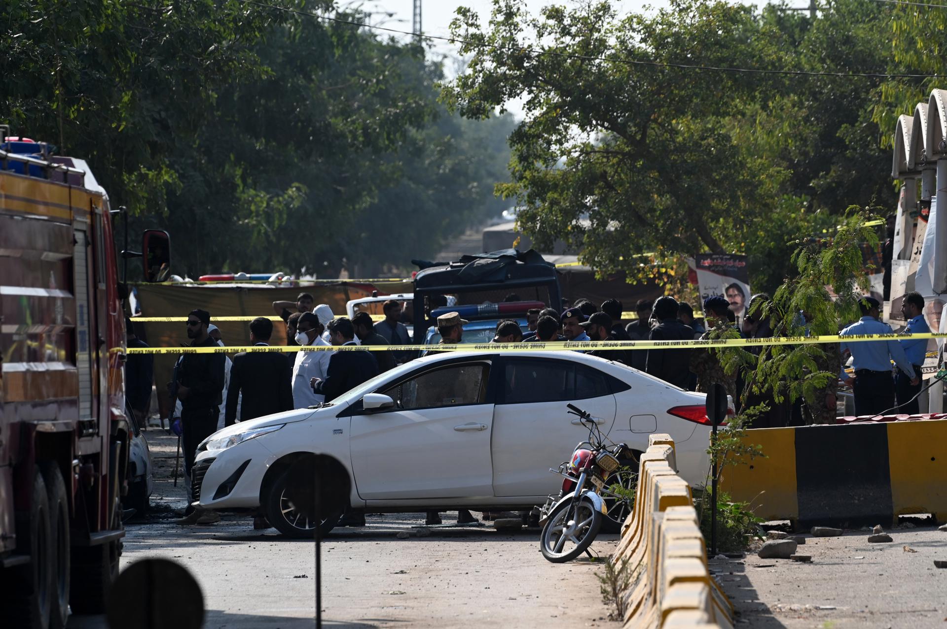 Un atacante suicida vinculado a los talibanes paquistaníes mata a 12 personas en Islamabad