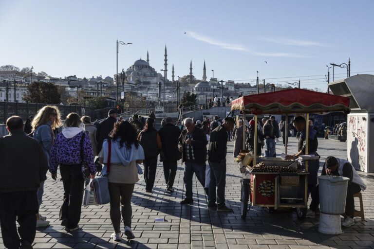 León XIV llevará un mensaje de paz a Turquía y Líbano en su primer viaje internacional