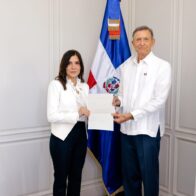 Embajadora Leah Campos entrega copias de estilo de Credenciales al ministro Roberto Álvarez