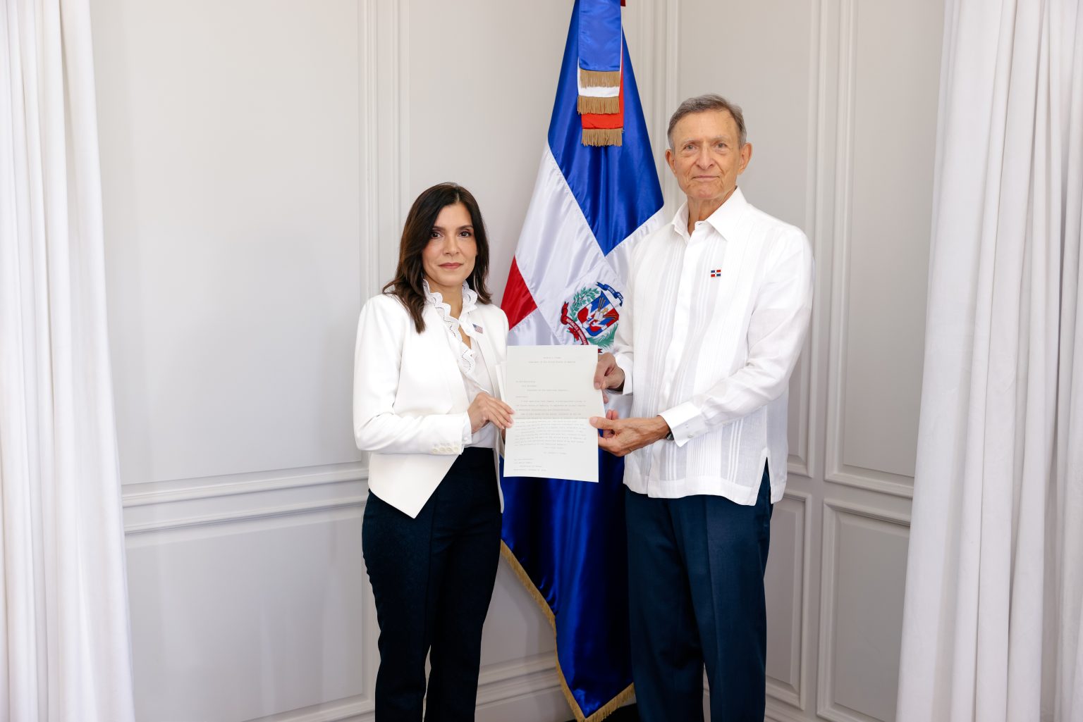 Embajadora Leah Campos entrega copias de estilo de Credenciales al ministro Roberto Álvarez