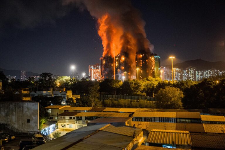 Aumenta a 13 el número de fallecidos en el incendio de varios edificios en Hong Kong