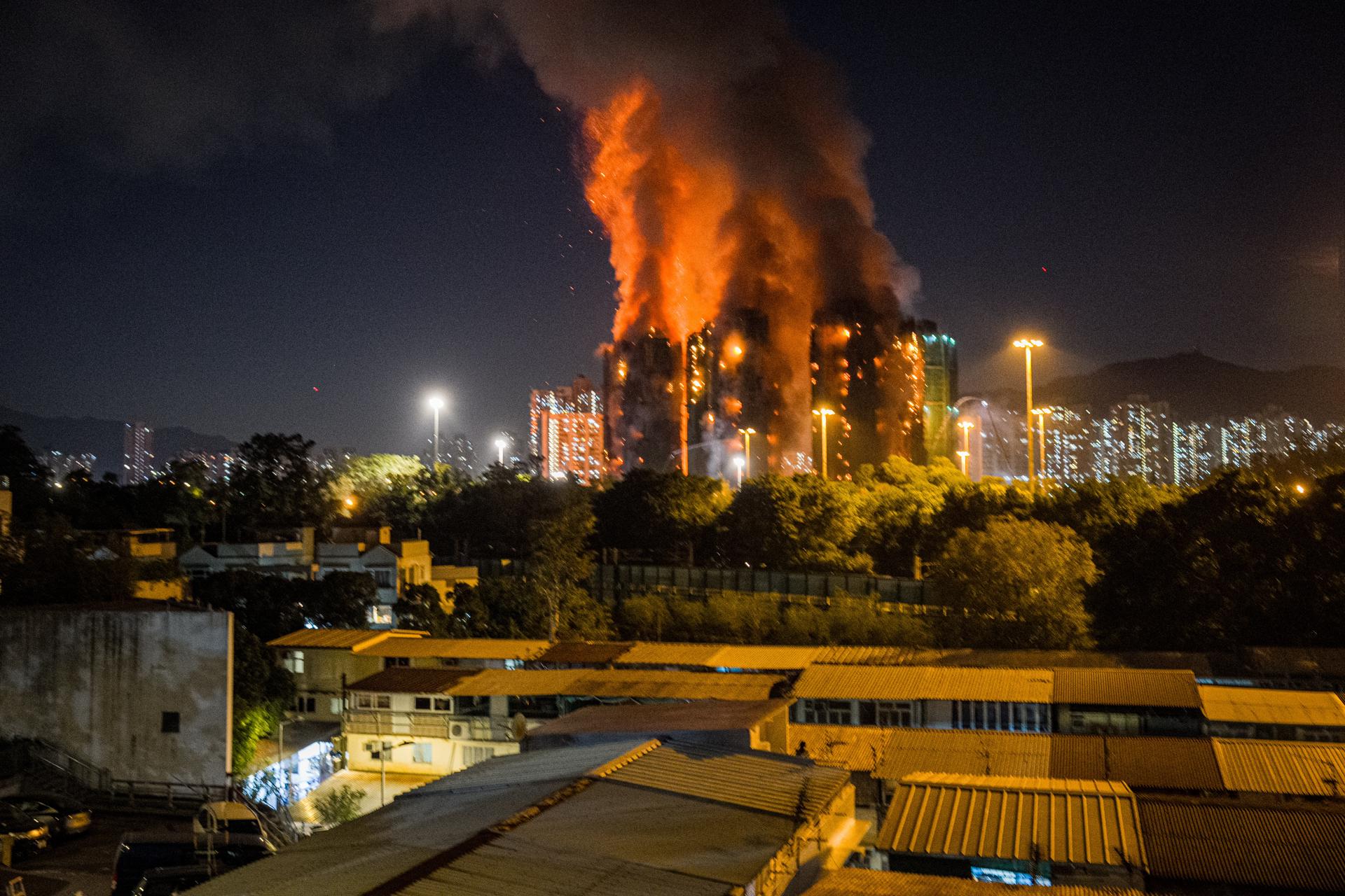 Aumenta a 13 el número de fallecidos en el incendio de varios edificios en Hong Kong