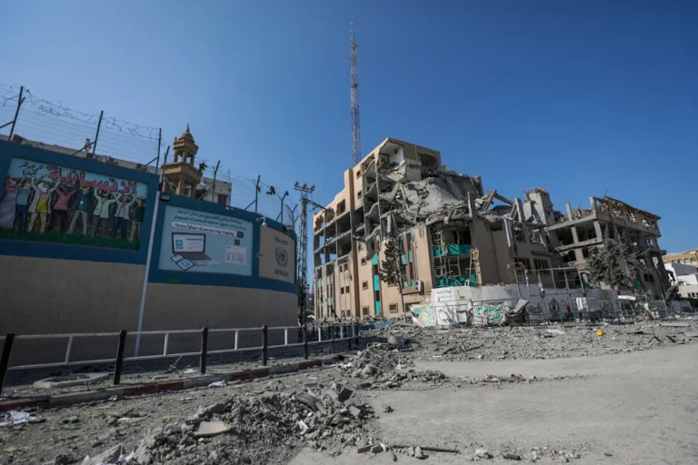 La Universidad Islámica de Gaza regresa a las clases entre edificios reducidos a escombros